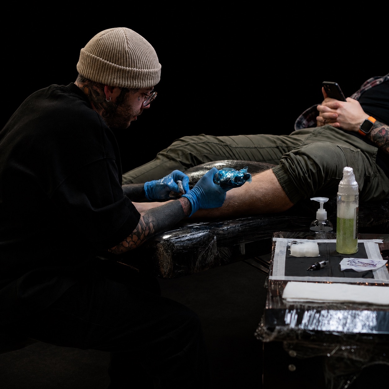 Yago Ranze tatuando durante uma sessão